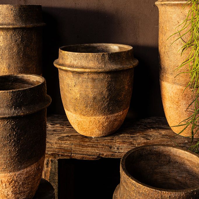 Christenee Grey Half Brown Cement Round Pot High M van PTMD in een sfeervolle interieursetting