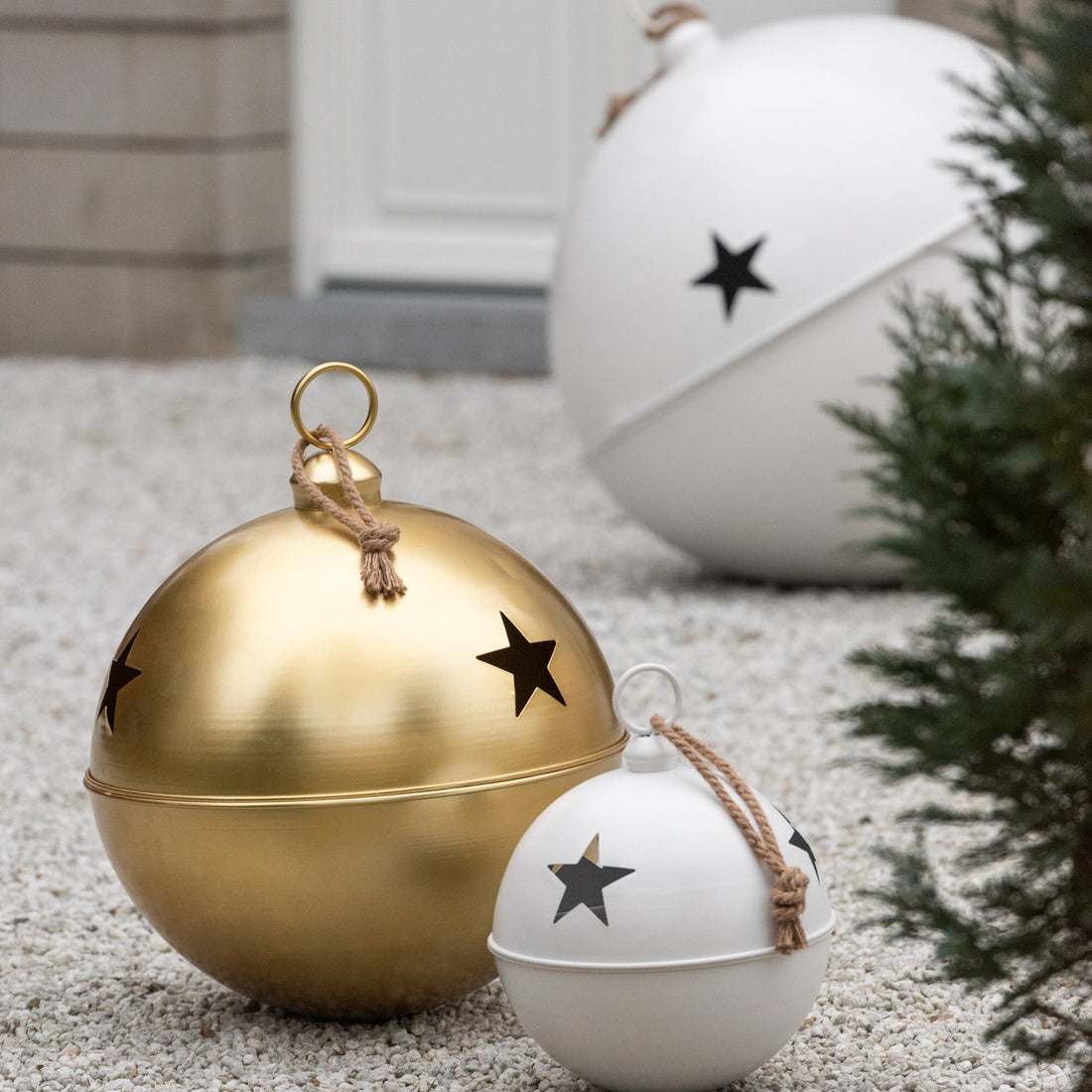Christmas Bauble Ball Iron Gold Colored Small - - J-Line - livinglovely.nl