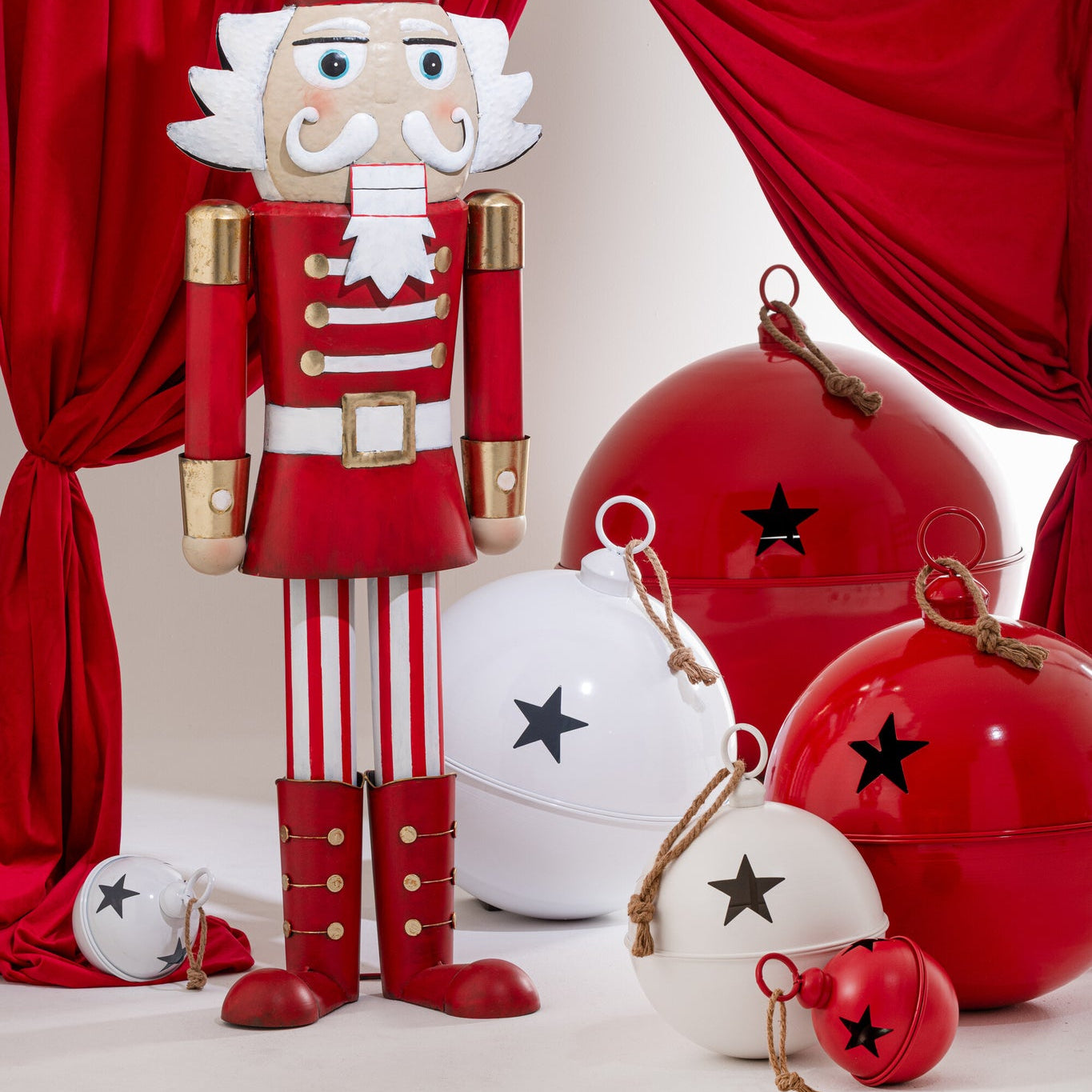 Christmas Bauble Bright Ball Iron Red Small - - J-Line - livinglovely.nl