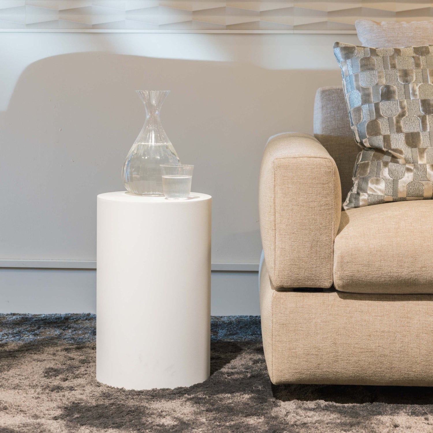 Compacte witte stalen bijzettafel Cilo van Steelful, gestyled als nachtkastje in een slaapkamer