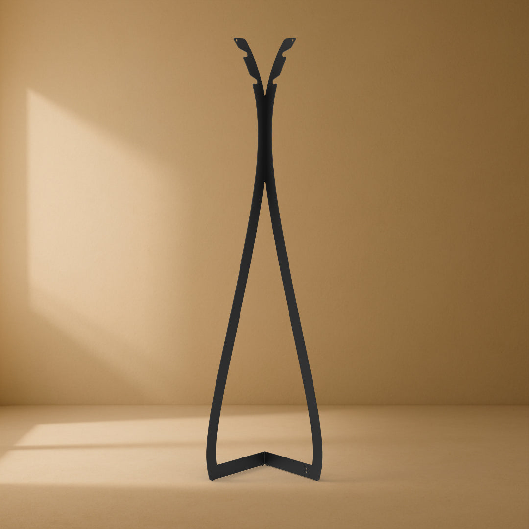 Corna kapstok van Steelful in zwart staal, aanzicht vanuit een andere hoek