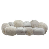 Curvae Sofa Lush Beige van PTMD, bolle bank in lichte hoogpolige stof op witte achtergrond