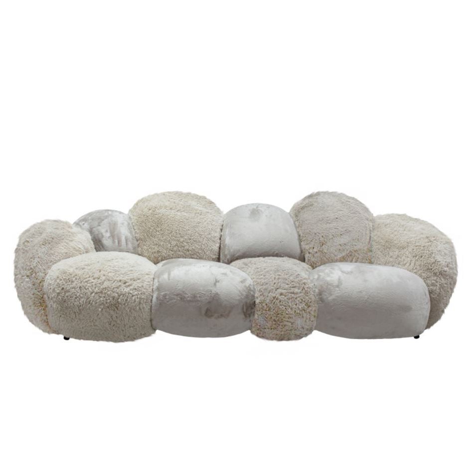 Curvae Sofa Lush Beige van PTMD, bolle bank in lichte hoogpolige stof op witte achtergrond