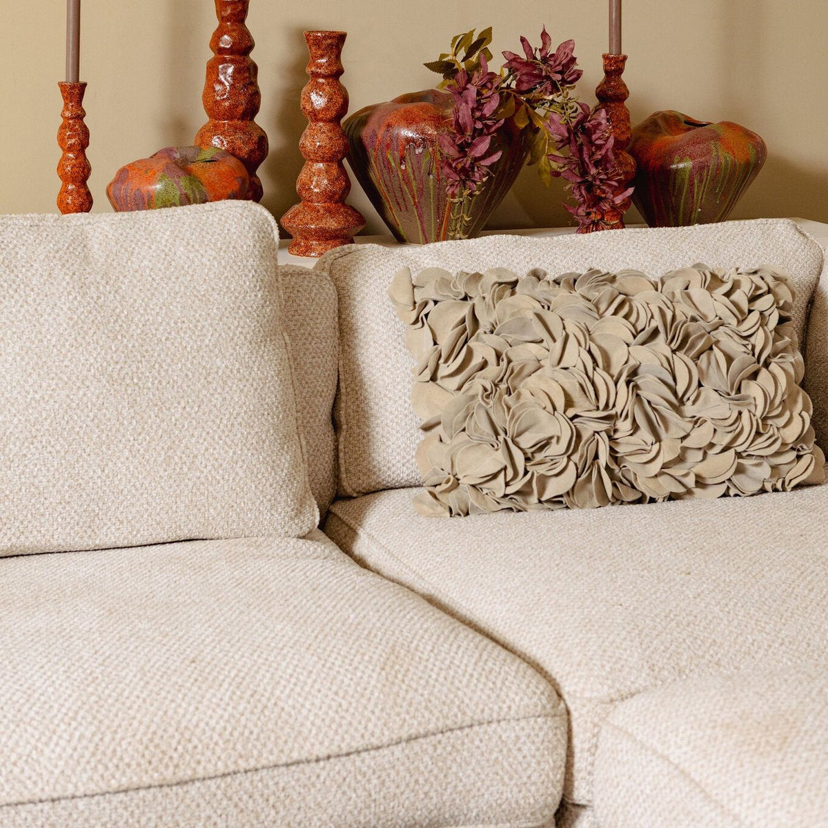 Dangelo Vaas Keramiek Roodbruin Extra Large van PTMD gestyled als decoratie in de woonkamer