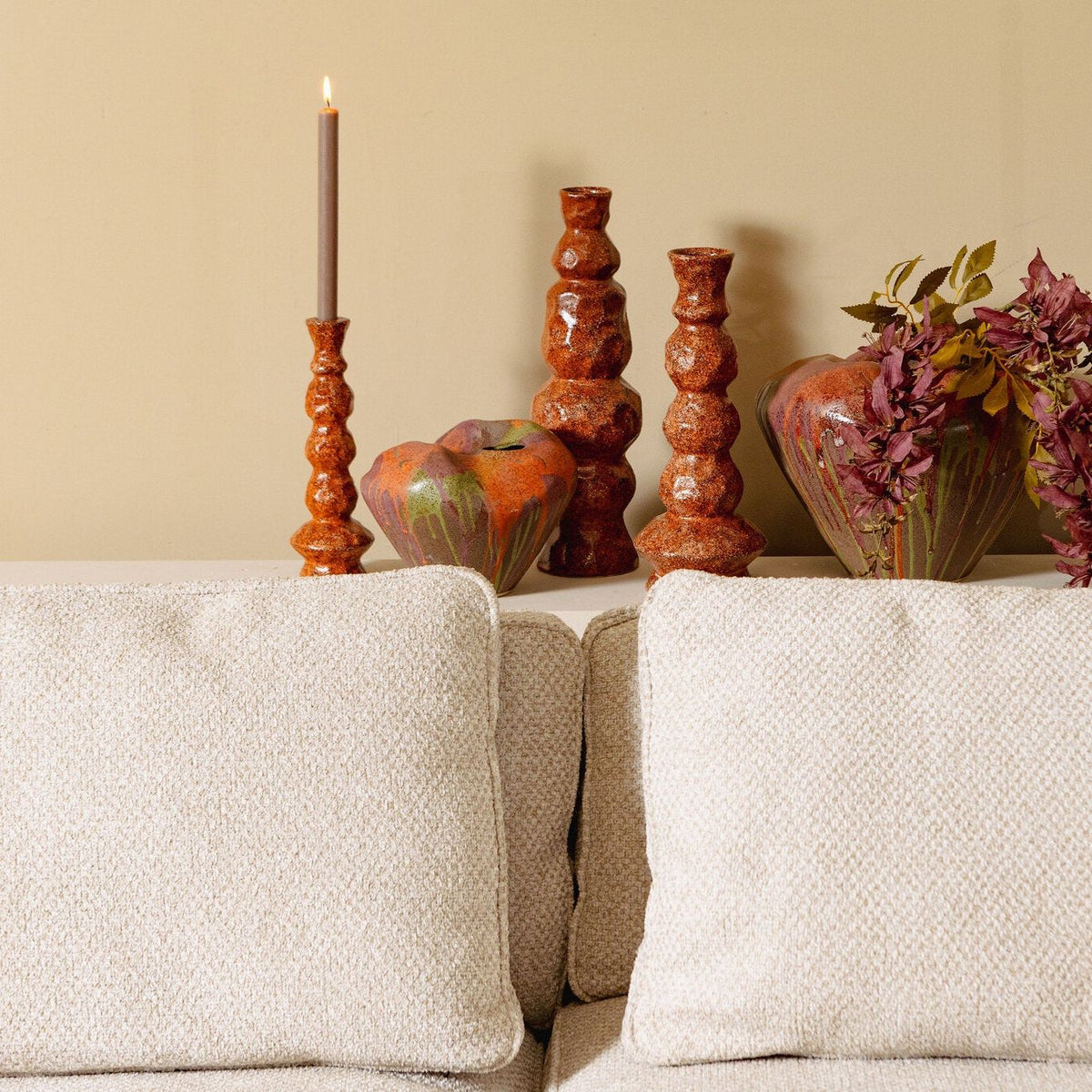 Dangelo Vaas Keramiek Roodbruin Medium van PTMD in een sfeervolle interieursetting