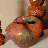 Dangelo Vaas Keramiek Roodbruin Small van PTMD, sfeerbeeld met warme styling in huis