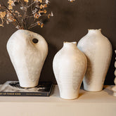 Dangelo Vaas Wit Onregelmatig Hoog Large van PTMD gestyled als decoratie in de woonkamer