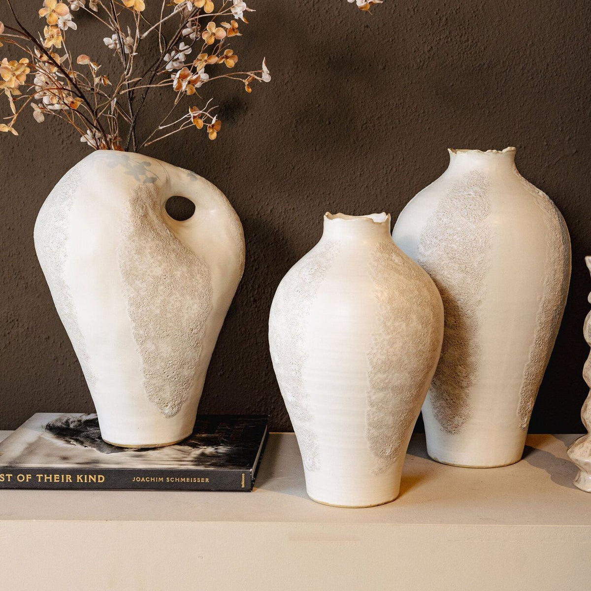 Dangelo Vaas Wit Onregelmatig Hoog Large van PTMD gestyled als decoratie in de woonkamer