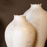 Dangelo Vaas Keramiek Wit Rond Large van PTMD gestyled als decoratie in de woonkamer