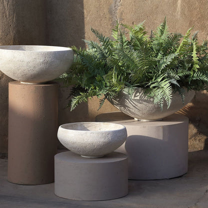 Dashima Cream GRC Pot Low Round Bowl Set Of 3 van PTMD, set van drie crème lage schaalpotten in een sfeervolle setting