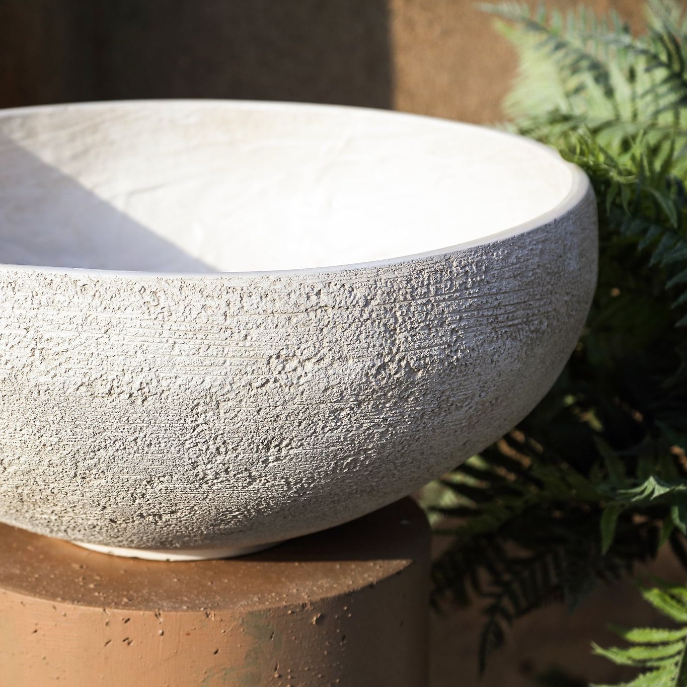 Dashima Cream GRC Pot Low Round Bowl Set Of 3 van PTMD, detail van de crème GRC schaalpotten met beplanting