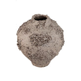 Deisy Beige Ceramic Jar Shaped Vase Rough Coral M van PTMD, zijaanzicht van de vaas op witte achtergrond