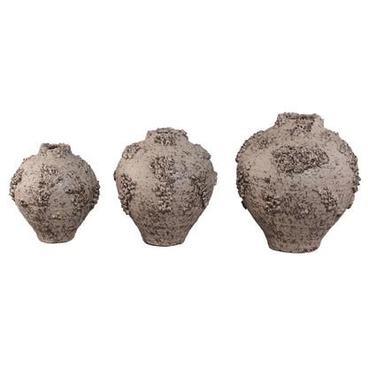 Deisy Beige Ceramic Jar Shaped Vase Rough Coral M van PTMD, bovenaanzicht van de vaas op witte achtergrond