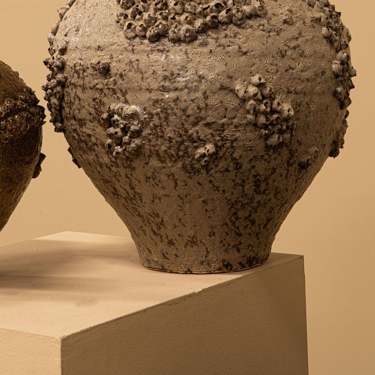 Deisy Beige Ceramic Jar Shaped Vase Rough Coral S van PTMD, beige keramische vaas in een sfeervolle interieursetting