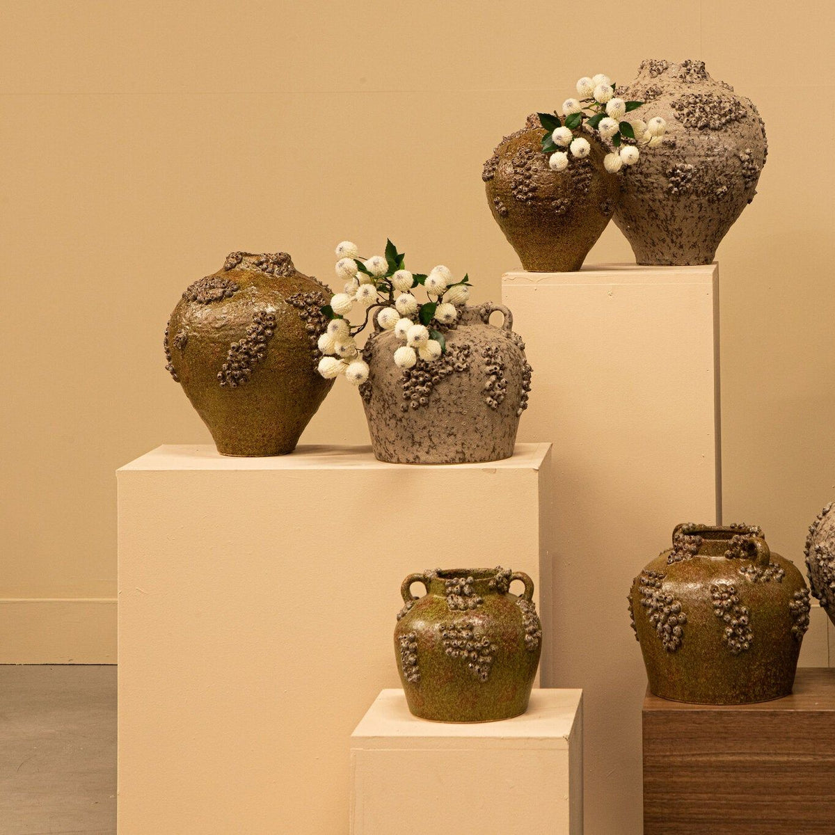 Deisy Beige Ceramic Jar With Handles Rough Coral S van PTMD, beige keramische pot in een sfeervolle interieursetting