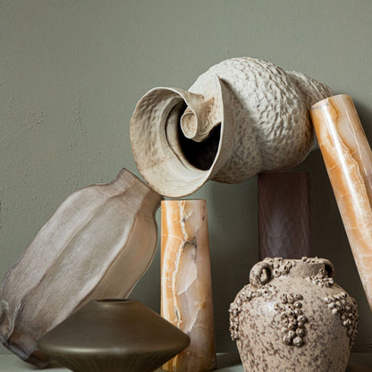 Deisy Beige Ceramic Jar With Handles Rough Coral S van PTMD, gestyled met decoratie in een woonkamer