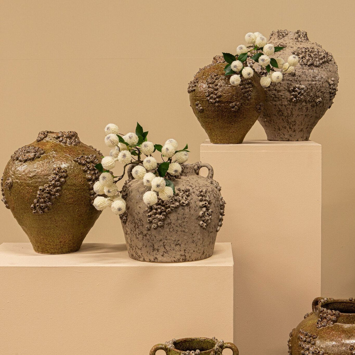 Deisy Green Ceramic Jar Shaped Vase Rough Coral M van PTMD, sfeerbeeld van de vaas met ruwe koraalstructuur