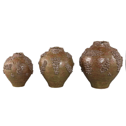 Deisy Green Ceramic Jar Shaped Vase Rough Coral S van PTMD, bovenaanzicht van de vaas op witte achtergrond