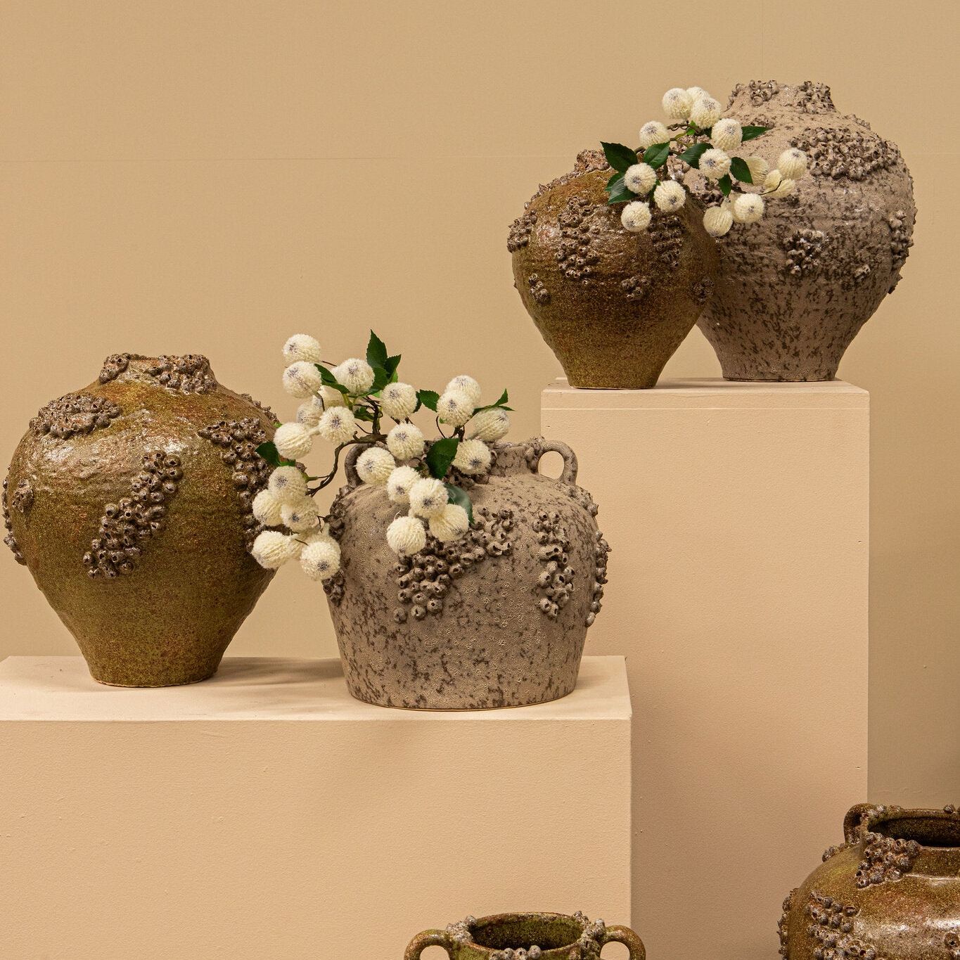 Deisy Green Ceramic Jar With Handles Rough Coral S van PTMD, sfeerbeeld van de pot met ruwe koraalstructuur