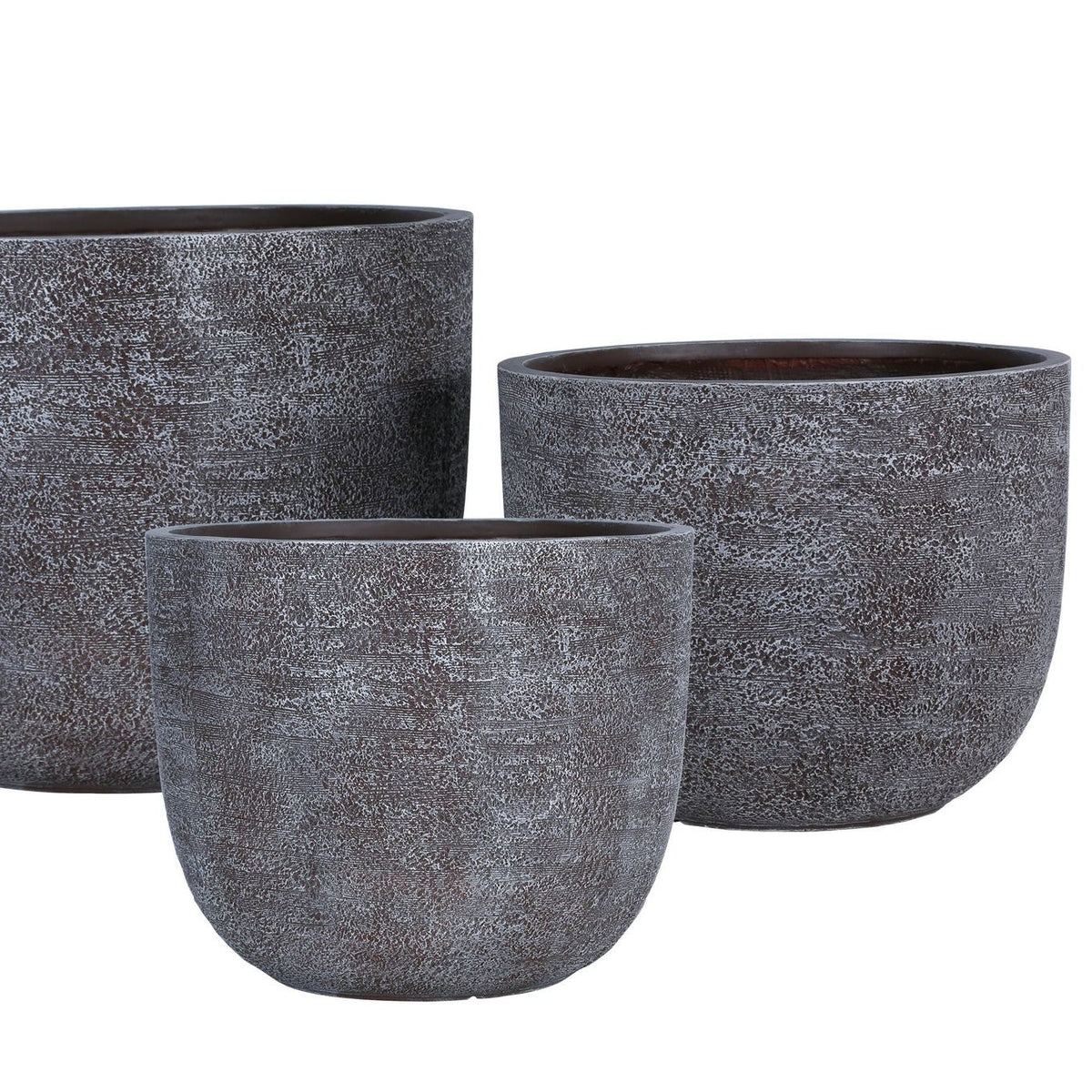 Delsey Brown GRC Structure Pot Big Set Of 3 van PTMD, set van drie bruine potten met structuur in een sfeervolle buitensetting