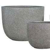 Delsey Sand GRC Structure Pot Big Set Of 3 van PTMD, set van drie zandkleurige potten met structuur in een sfeervolle buitensetting