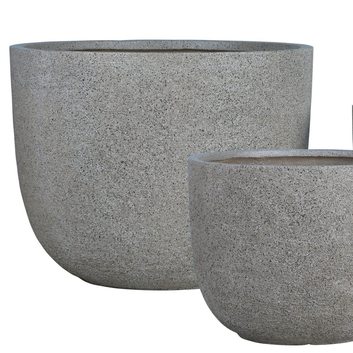 Delsey Sand GRC Structure Pot Big Set Of 3 van PTMD, set van drie zandkleurige potten met structuur in een sfeervolle buitensetting