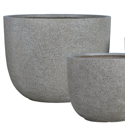 Delsey Sand GRC Structure Pot Big Set Of 3 van PTMD, set van drie zandkleurige potten met structuur in een sfeervolle buitensetting