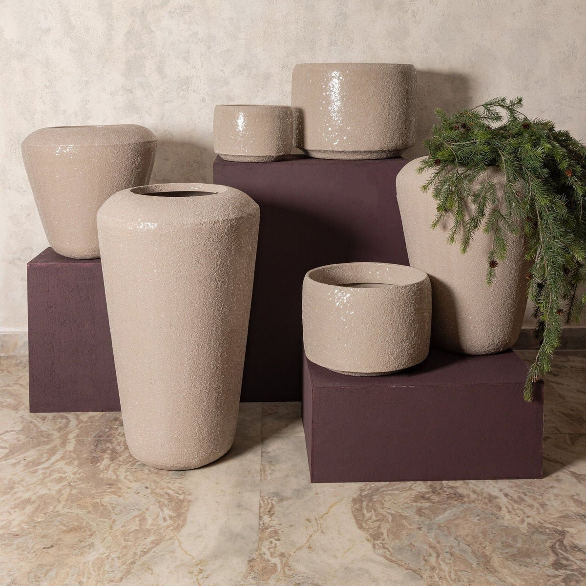 Dezia Pot Beige Mozaïek Hoog Large van PTMD, sfeerbeeld met de hoge ijzeren pot met beige mozaïek in een interieur