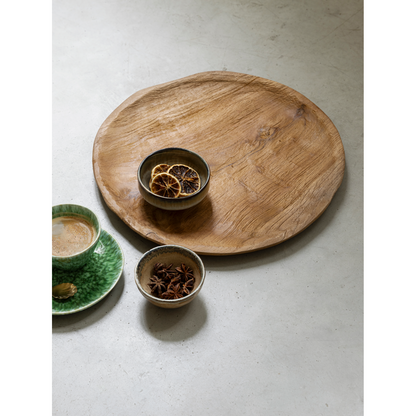 Dienblad Antiques Mebabu van MUST Living gestyled in een warme woonkamer