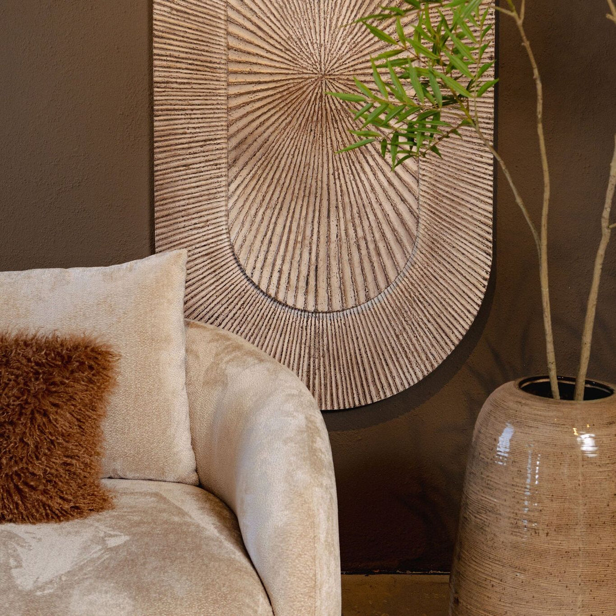 Dishita wandpaneel van PTMD in een sfeerbeeld, cremekleurig MDF paneel met dubbel ovaal ribbelmotief aan de muur