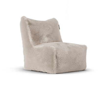 Doodle Junior Lounge Seat Cream White van Laui Lounge, compacte roomwitte furry loungestoel schuin van links voren