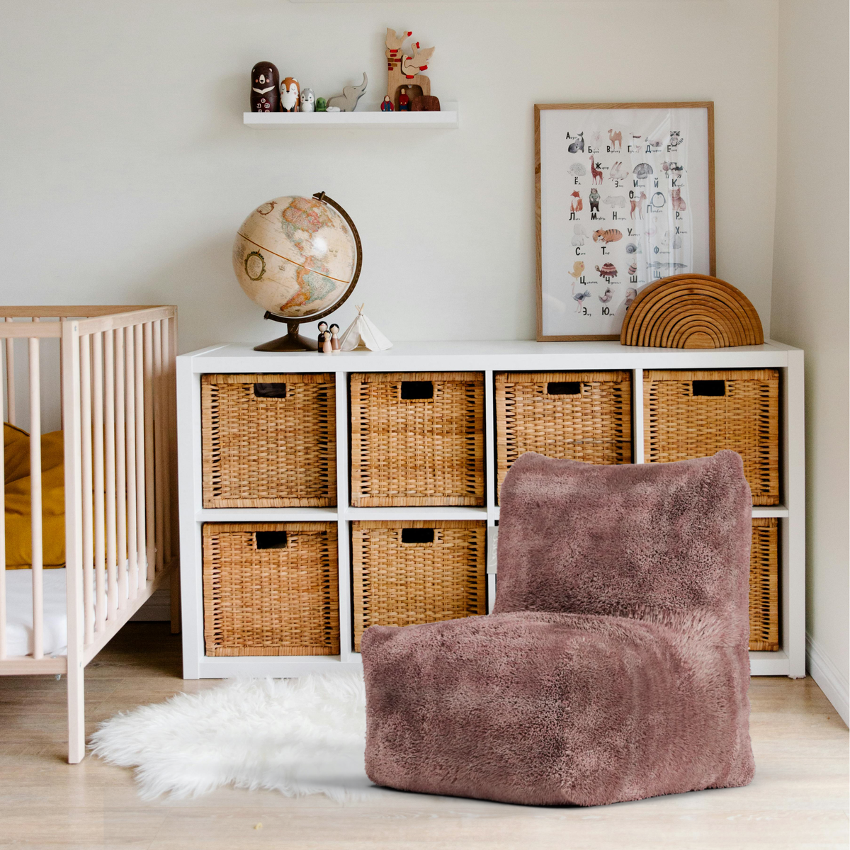 Poederroze Doodle kinderstoel van Laui Lounge in een kinderkamer met speelgoed en boeken