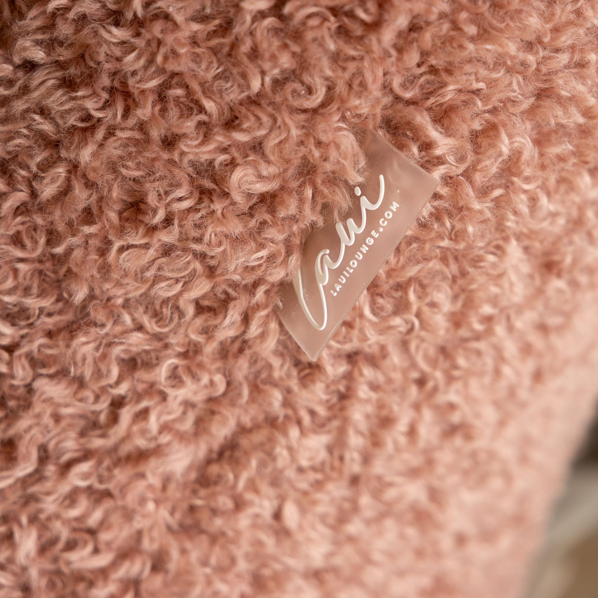 Soft Pink loungestoel van Laui Lounge in een woonkamer, met zicht op de zachte furry structuur