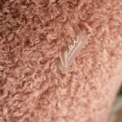 Soft Pink loungestoel van Laui Lounge in een woonkamer, met zicht op de zachte furry structuur