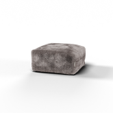 Vooraanzicht van de taupe Doodle Square Pouf van Laui Lounge met zithoogte 34 cm