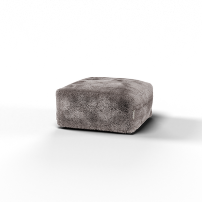Vooraanzicht van de taupe Doodle Square Pouf van Laui Lounge met zithoogte 34 cm