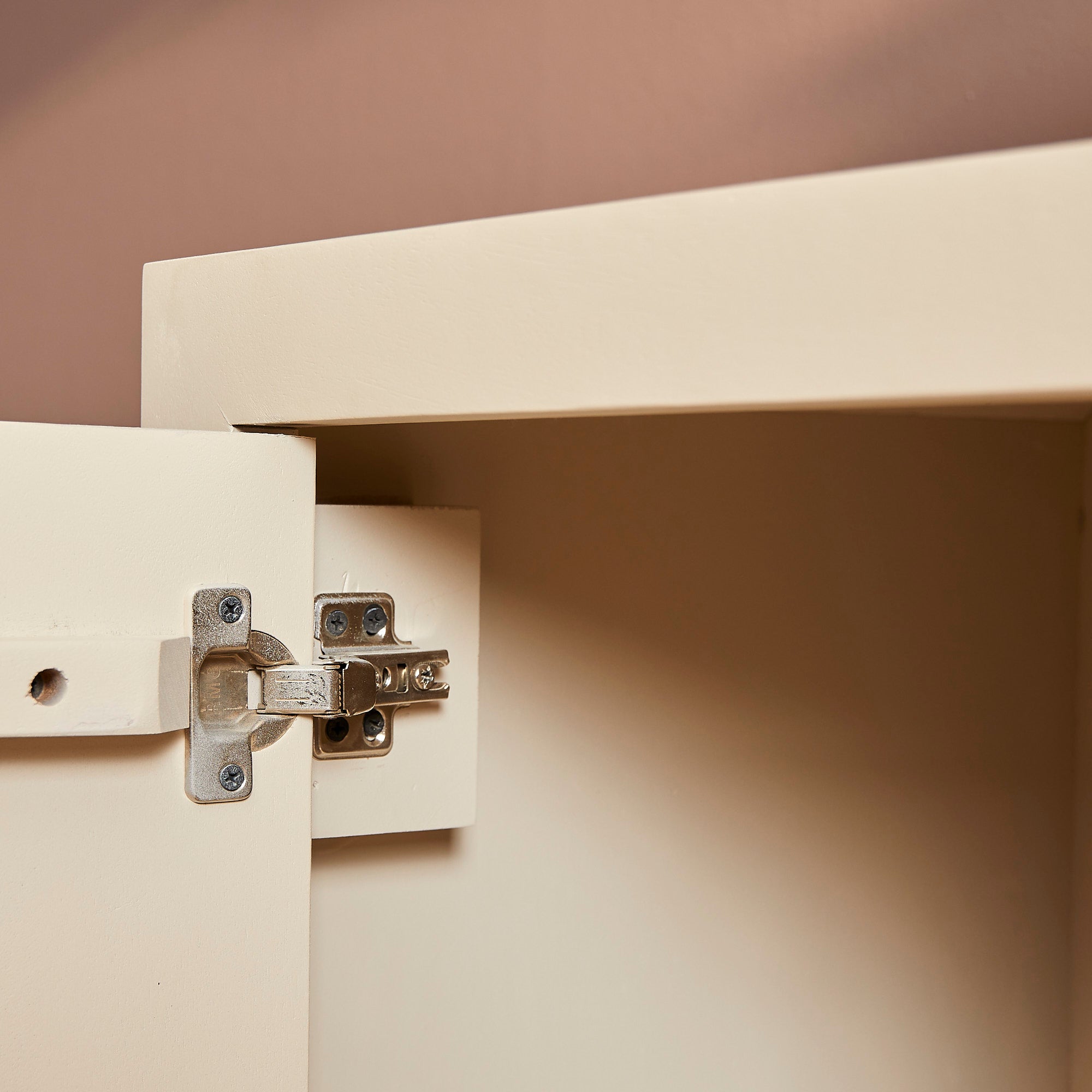 Dressoir Brussel Zand 150cm van Starfurn schuin van voren met zicht op de zandkleurige finish