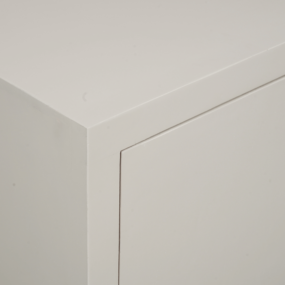 Hoekdetail van het Dressoir Brussel Zand van Starfurn met de naad tussen twee deuren