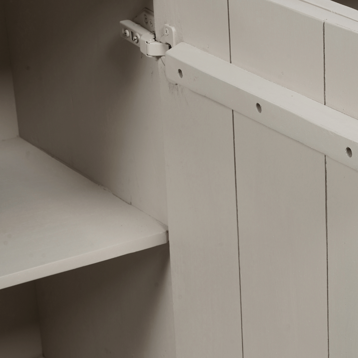 Dressoir Brussel Zand 200cm van Starfurn gestyled met een vaas en boeken op het blad