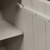 Dressoir Brussel Zand 200cm van Starfurn gestyled met een vaas en boeken op het blad