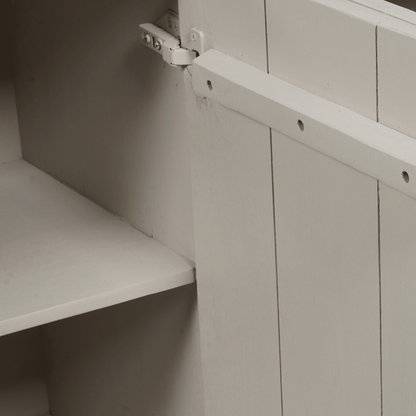 Dressoir Brussel Zand 200cm van Starfurn gestyled met een vaas en boeken op het blad
