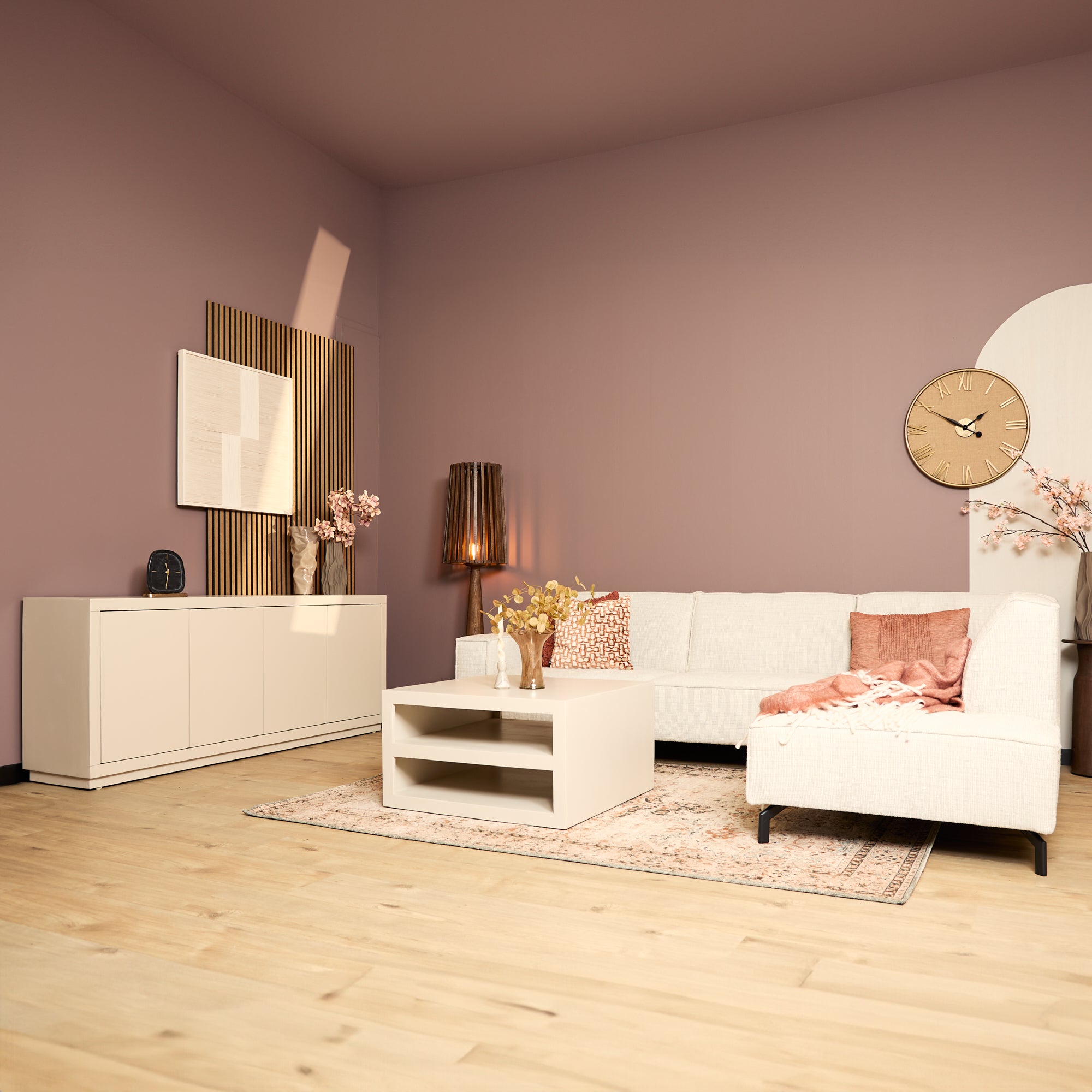 Dressoir Brussel Zand 200cm van Starfurn in een woonkamer onder een schilderij