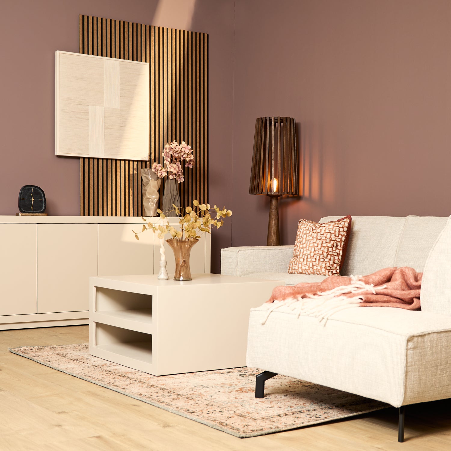 Dressoir Brussel Zand 200cm van Starfurn schuin van voren met zicht op de zandkleurige finish