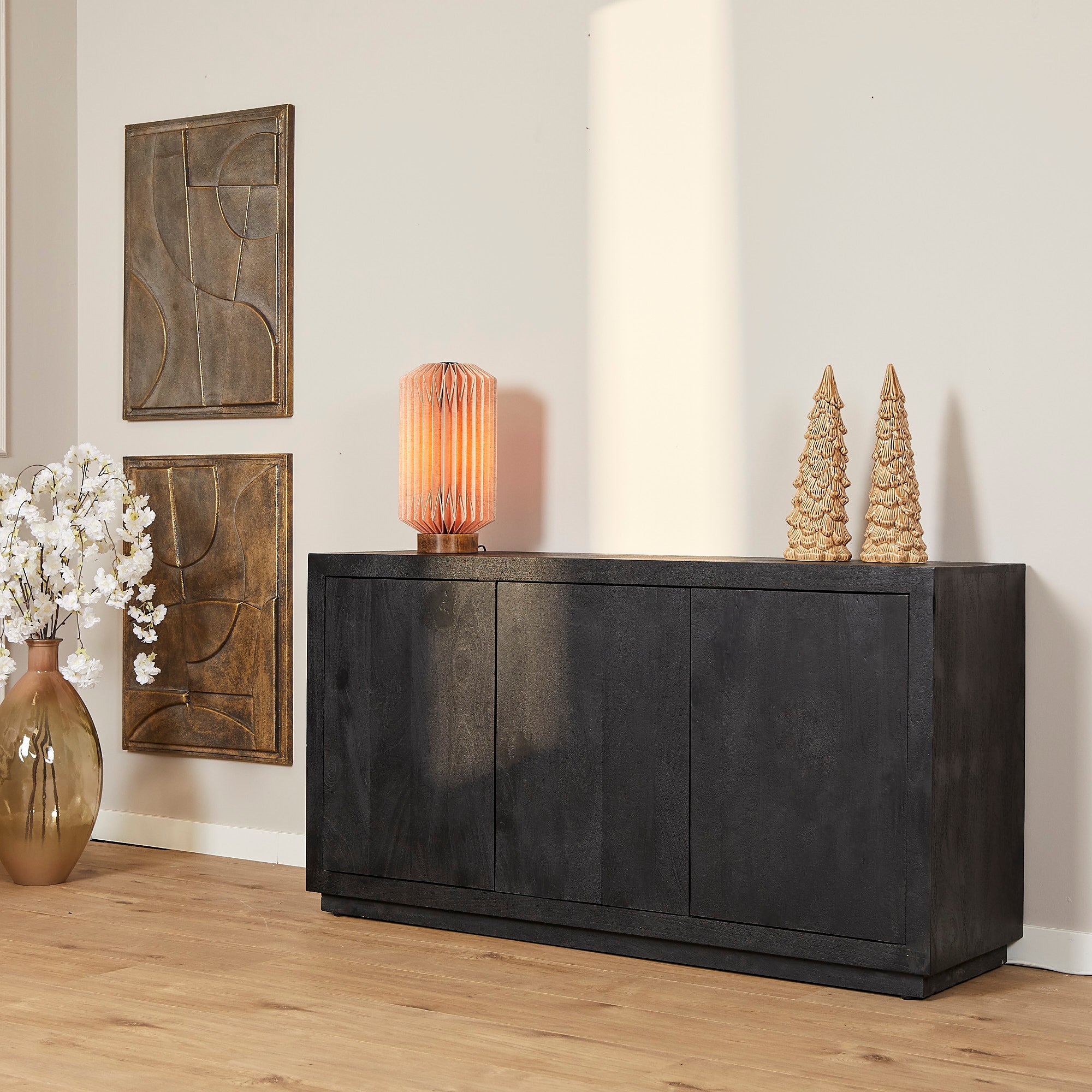 Dressoir Brussel Zwart 150cm van Starfurn, vooraanzicht met drie greeploze deuren