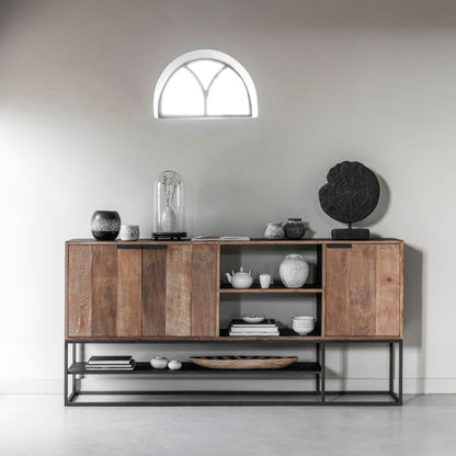 Dressoir Cosmo No.1 Large van DTP Home, vooraanzicht met drie deuren en twee open vakken