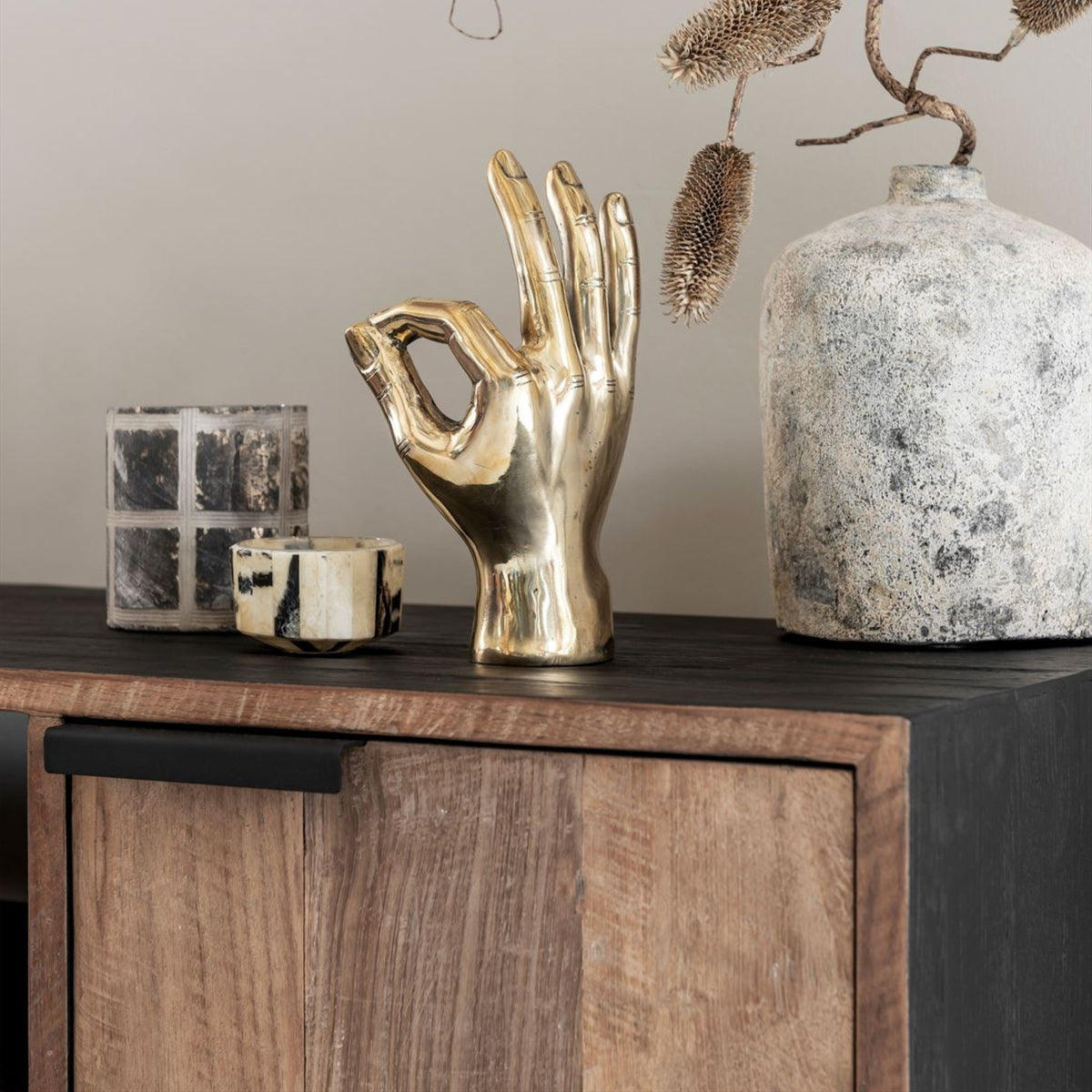 Dressoir Cosmo van DTP Home gestyled in een woonkamer
