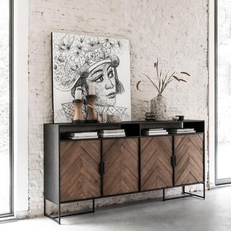 Dressoir Criss Cross No.2 van DTP Home, zwarte stalen poten van dichtbij