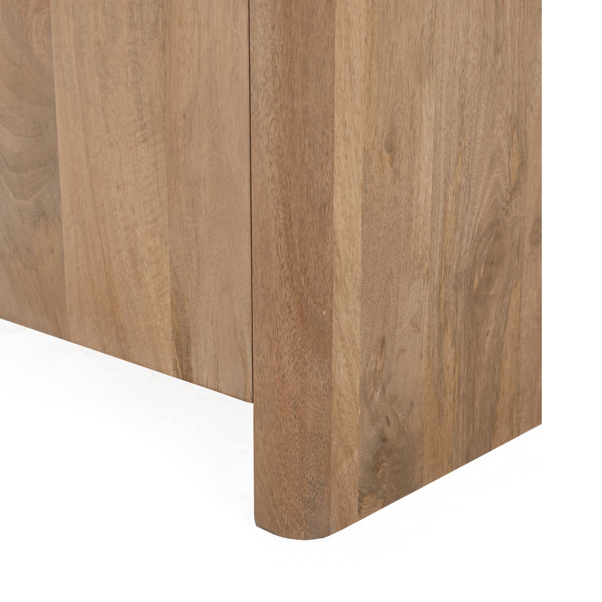 Houtnerf en naturel afwerking van het Dressoir Dallas Mangohout van Starfurn