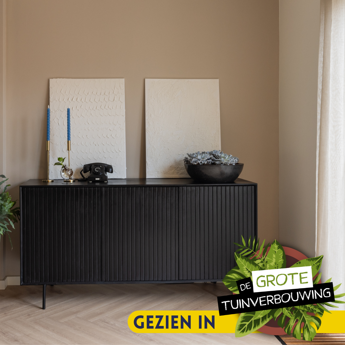 Dressoir Madison met metalen frame in zwarte lak en verticaal lattenpatroon