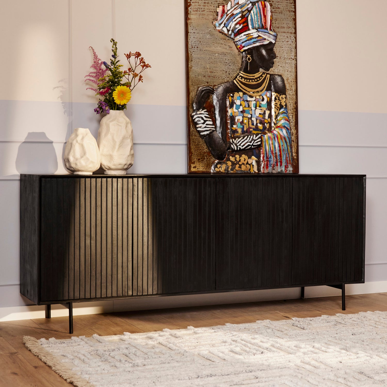 Dressoir Madison 210cm van Starfurn, vooraanzicht met vier deuren op een zwart metalen frame
